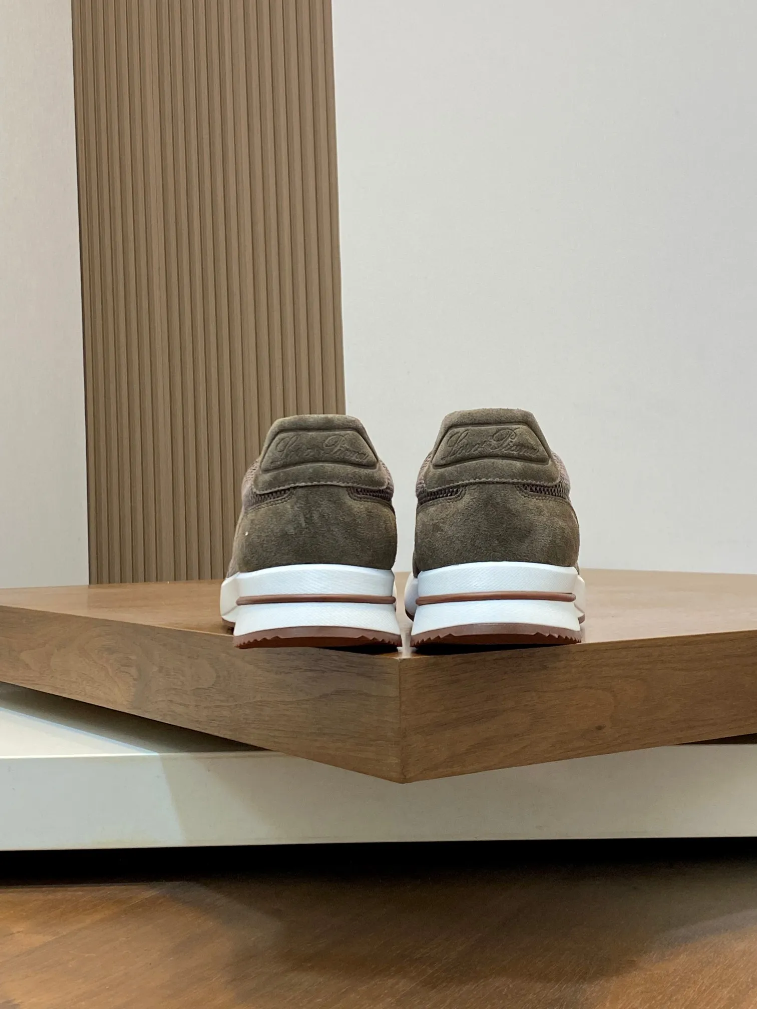 Factory price: 480💰 Loro Piana - Classic casual shoes, men's lace-up casual shoes and sneakers, high-quality lightweight and comfortable fabrics, suitable for outdoor leisure, the color scheme is young and energetic, and it looks great with sportswear or casual suits! Code number: 38-44 (45, 46, can be customized)